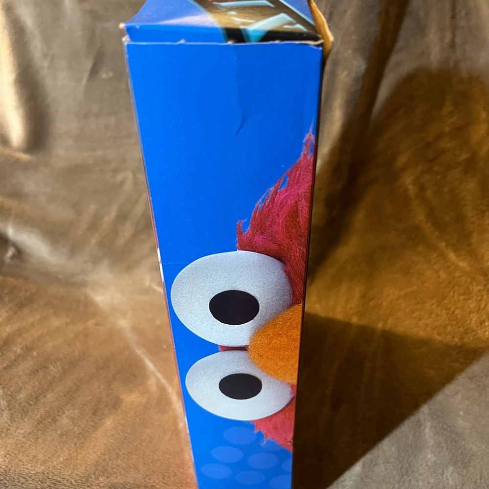 Vintage Barbie and Elmo in original box. Collector’s item. - Picture 7 of 11
